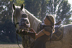Frau mit Pferd und Uhu