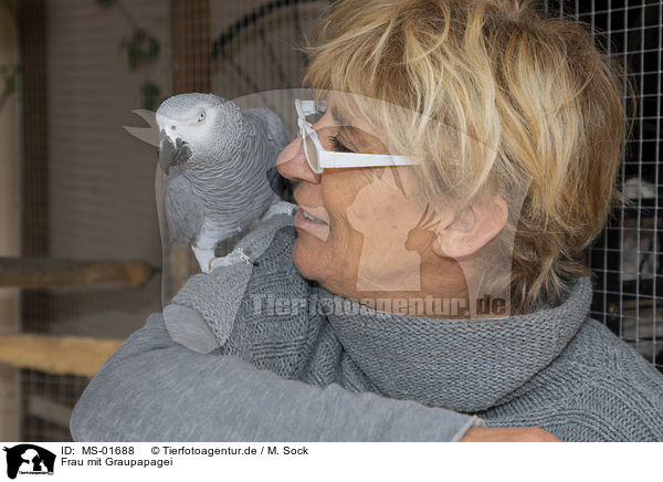 Frau mit Graupapagei / MS-01688