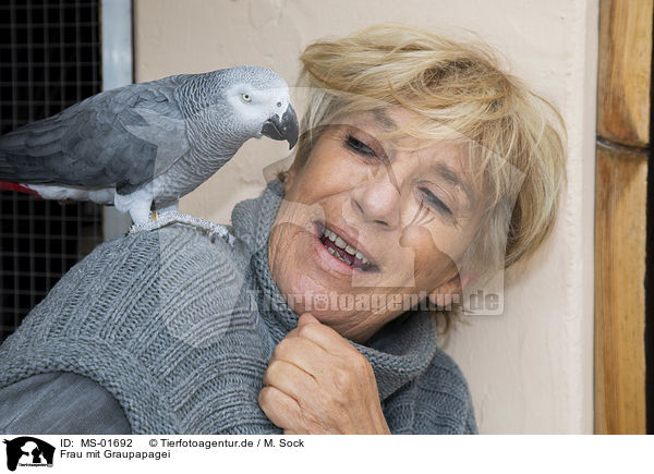 Frau mit Graupapagei / MS-01692
