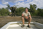 Afrikanischer Elefant und Tourist
