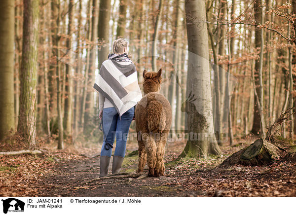Frau mit Alpaka / woman with Alpaca / JAM-01241