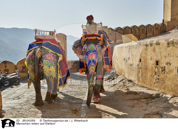 Menschen reiten auf Elefant / JR-04269