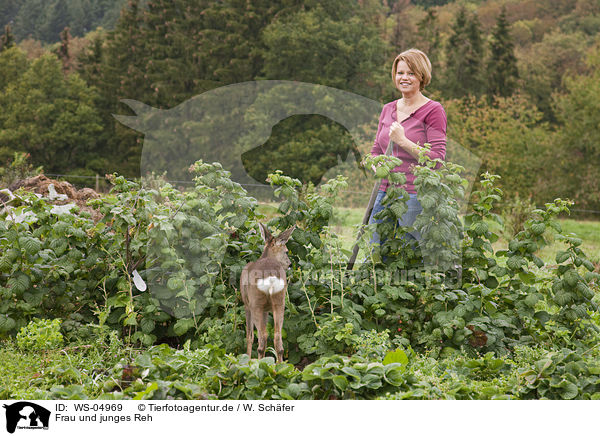 Frau und junges Reh / WS-04969