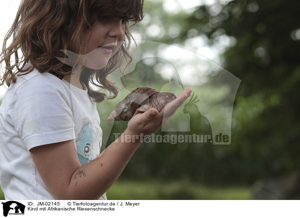 Kind mit Afrikanische Riesenschnecke / Child with African giant snail / JM-02145