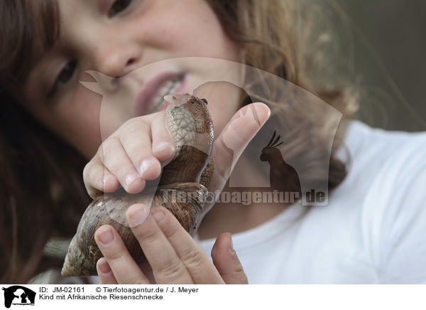 Kind mit Afrikanische Riesenschnecke / Child with African giant snail / JM-02161