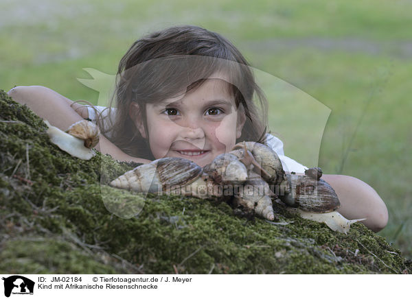Kind mit Afrikanische Riesenschnecke / Child with African giant snail / JM-02184