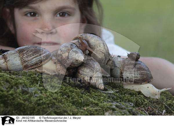 Kind mit Afrikanische Riesenschnecke / Child with African giant snail / JM-02185